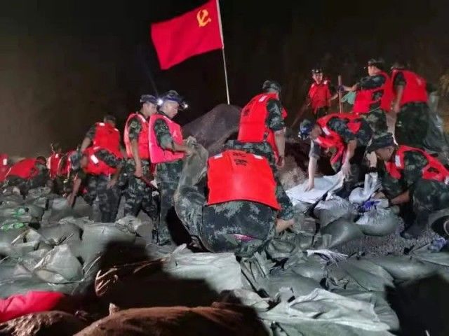 安阳市政府|人民子弟兵持续奋战抗洪一线！投入数千兵力帮助受灾群众恢复生产生活秩序