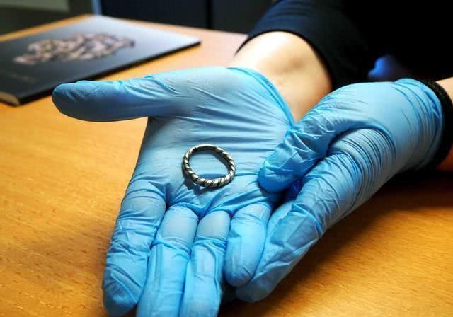  圆环|荷兰农民捡到一个圆环，本以为是易拉罐环，没想到是值10万的模型