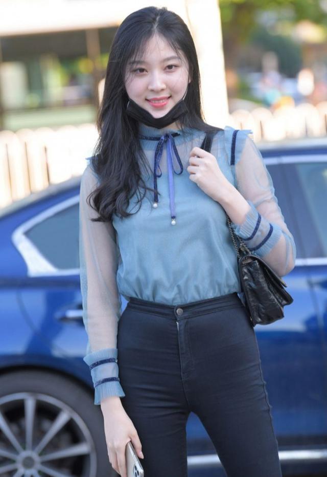 美女薄纱设计装扮增添了几分朦胧美，提升了整个造型的靓丽感