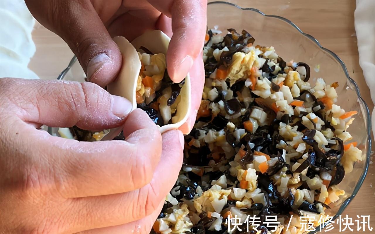 饺子|天凉多吃莲藕好，试试莲藕饺子，很多人没吃过，皮薄馅大口感好
