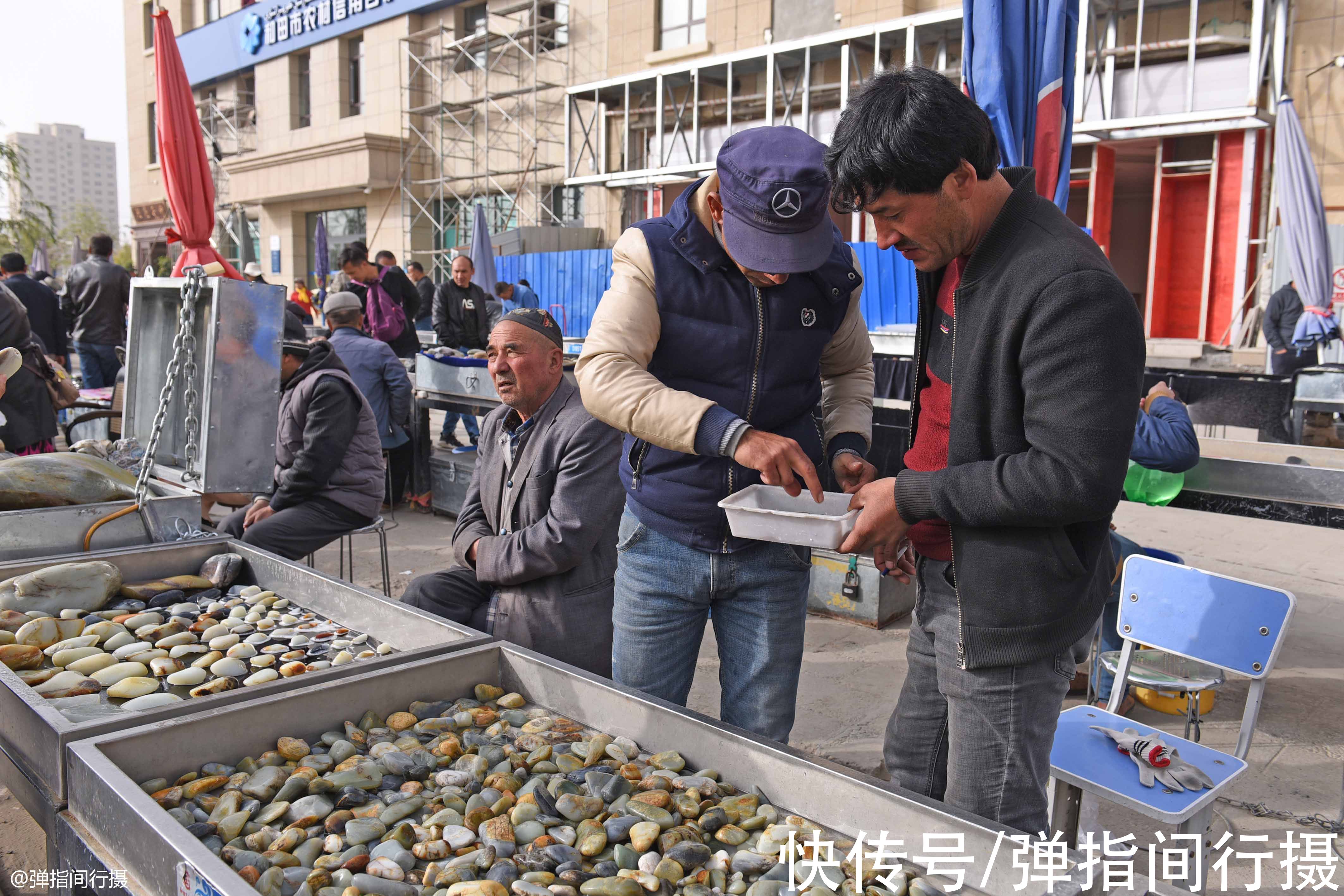 子料|新疆和田露天玉石地摊，玉石售价上千万，买卖场面像“菜市场”