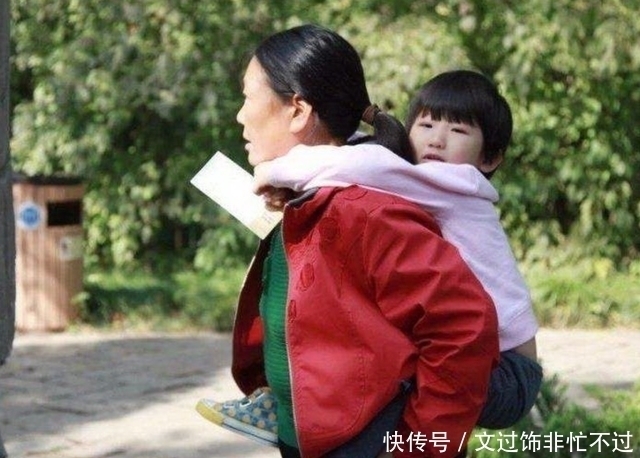 大宝给乡下奶奶带，二宝自己带，5年后双胞胎相见，“差别”很大