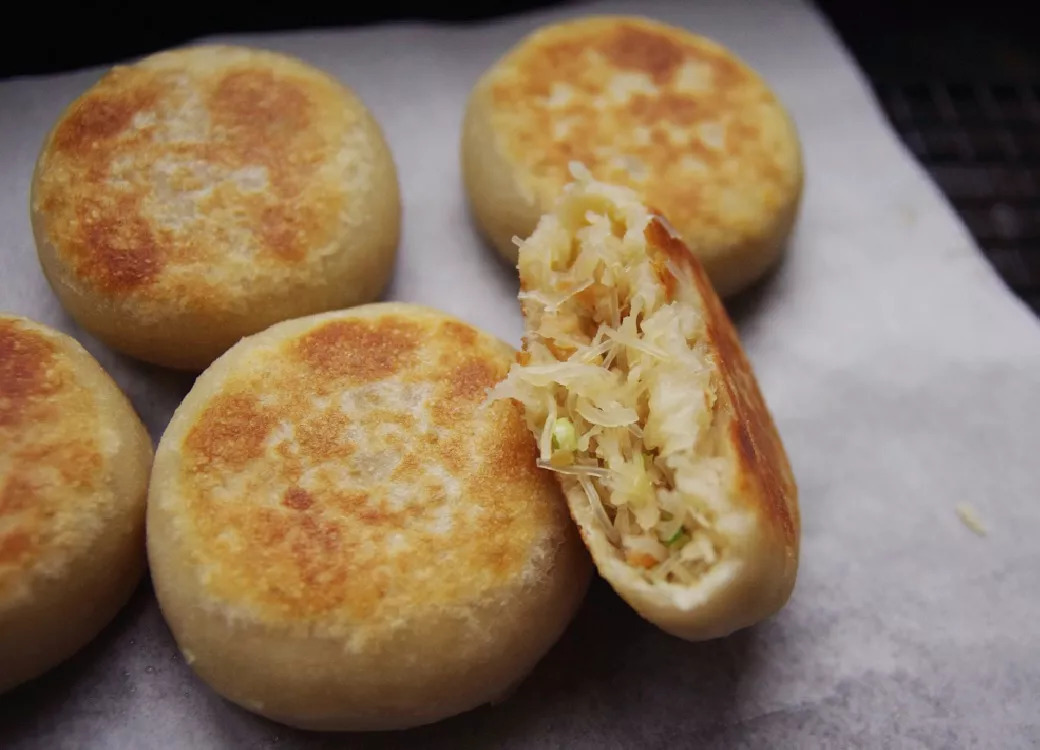 萝卜丝馅饼,一点肉都没放,吃起来确实格外香,刚上桌就被抢光光