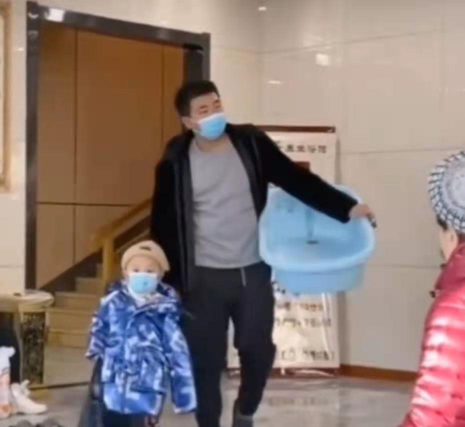 女浴室|爸爸“被迫式”带娃洗澡,拎领子大飞脚,网友:不用看肯定是儿子