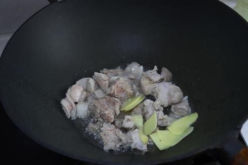 迷迭香|香喷喷的排骨焖饭,做法超简单!孩子一口气吃了两碗,想挑食都难