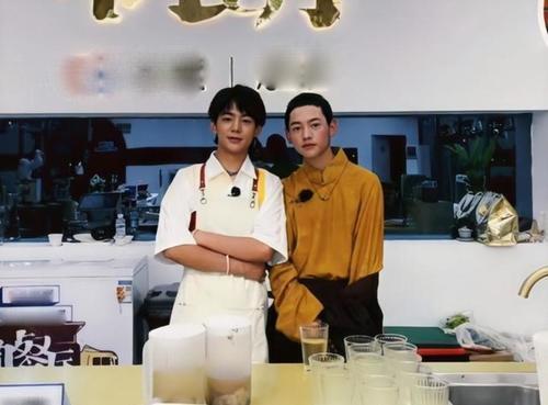 丁真与弟弟合照曝光!弟弟受邀出演《中餐厅5》,颜值引网友热议?