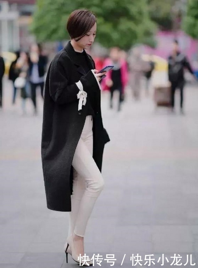 路人街拍，美女穿着一件黑色的打底衫，将修身进行到底