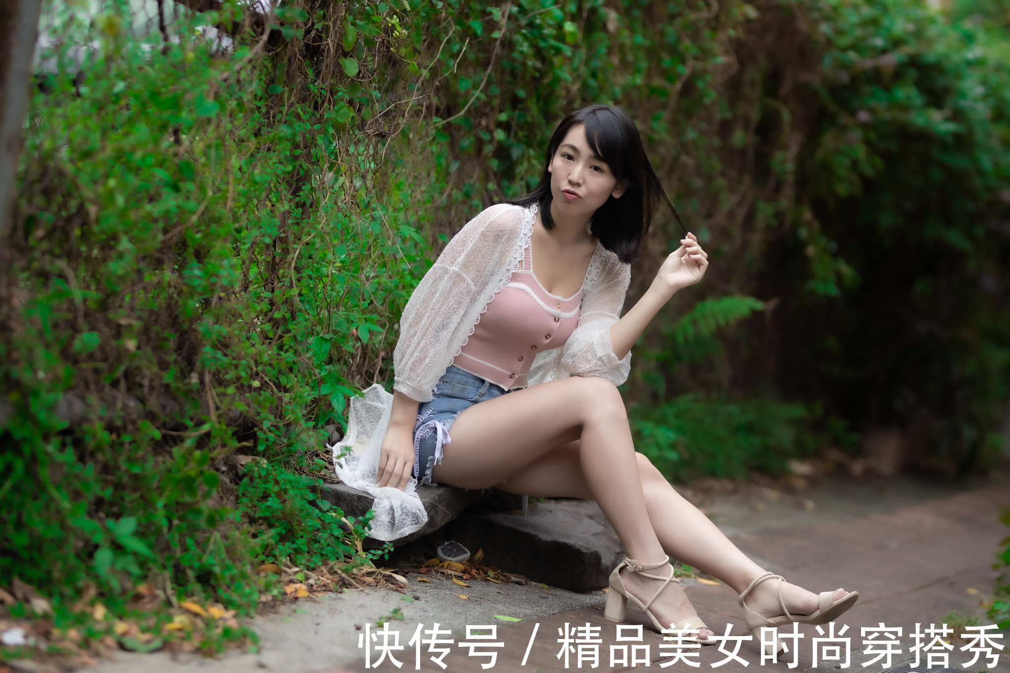 防晒|清凉干净的穿搭才会更吸引眼球，一件吊带、一件防晒长衫足矣