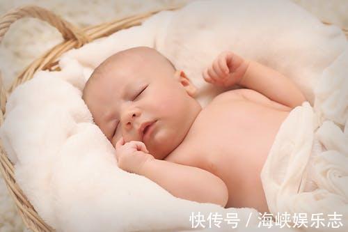 睡眠周期|宝宝抱着就睡得很香,一放床就醒,为什么2个方法帮助纠正