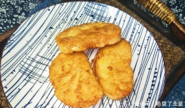 炸馒头片时,鸡蛋里面多加1样,馒头片不吸油,外酥里嫩真好吃