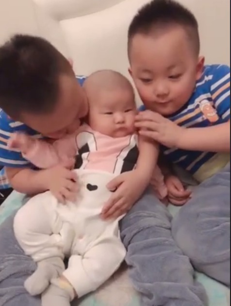 哥哥|双胞胎哥哥抱妹妹,这宠溺的表情暖爆,网友不用担心妹妹挨揍了