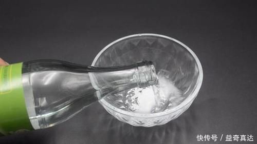 油污|厨房玻璃有油污洗不干净教你一招,轻轻一擦油污全去除,真实用
