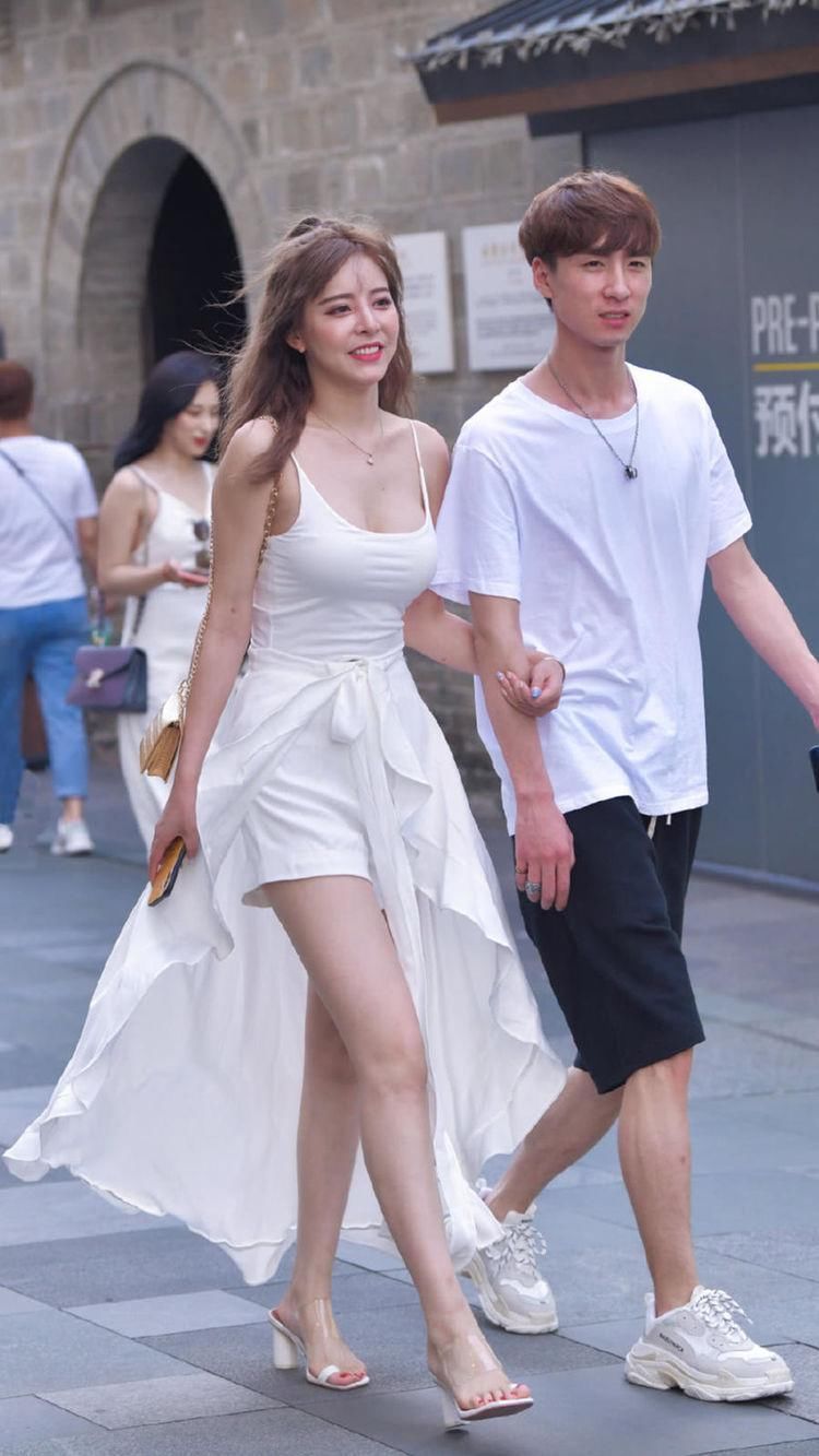 时尚街拍纯白吊带衫搭配系带裤裙，简约而性感