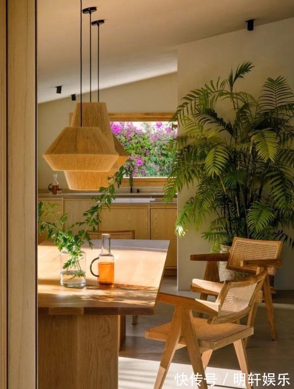 大宅|300㎡自然原木风大宅,盛开鲜花的院子,365天不出门也不嫌闷!