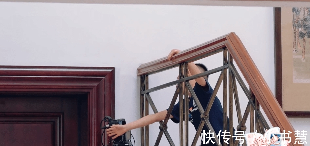 应采儿称来到内地总算不用每天担心受怕，硬逼Jasper学汉字拼音