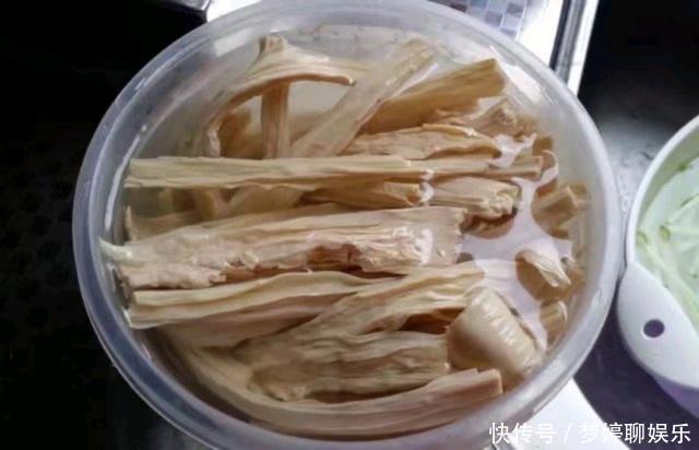 硬嚼不动|泡腐竹,切莫直接加水泡发,很多人不懂装懂,导致外烂里硬嚼不动