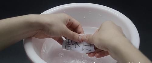 透明胶带放水里泡一泡，真是厉害，解决了很多家庭一大烦恼，实用