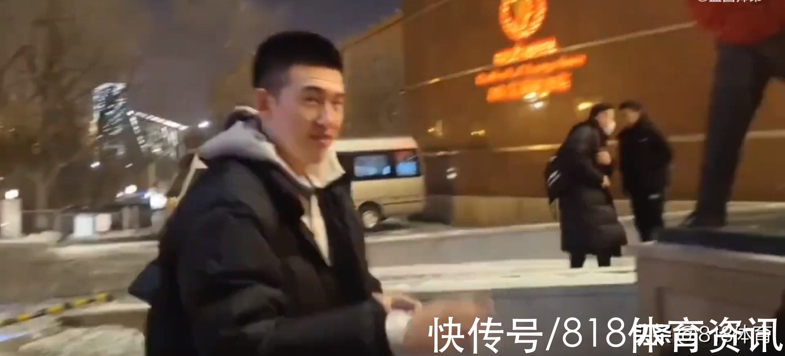 小夫|冻哭!辽宁大巴回酒店,张镇麟冻得一哆嗦赶紧戴帽子,付豪一脸淡定