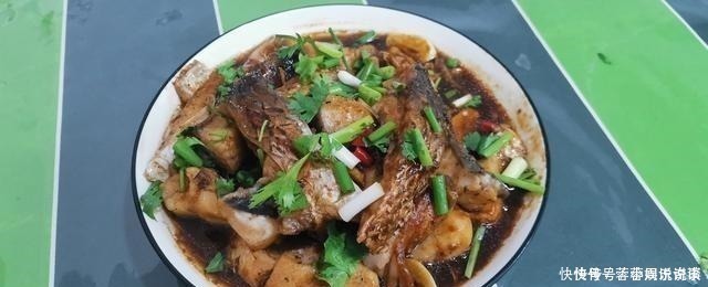 我家草鱼从不红烧，教你懒人做法，不加一滴水，上桌被全吃光！