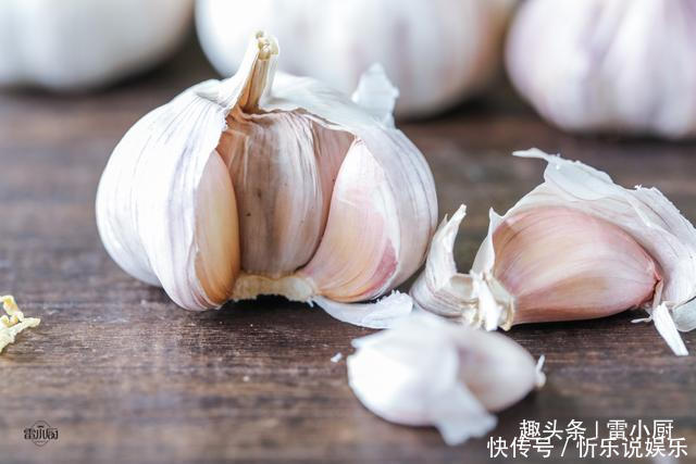 吃不完的大蒜易长芽简单1招,放1年都不会坏掉,今天才弄明白