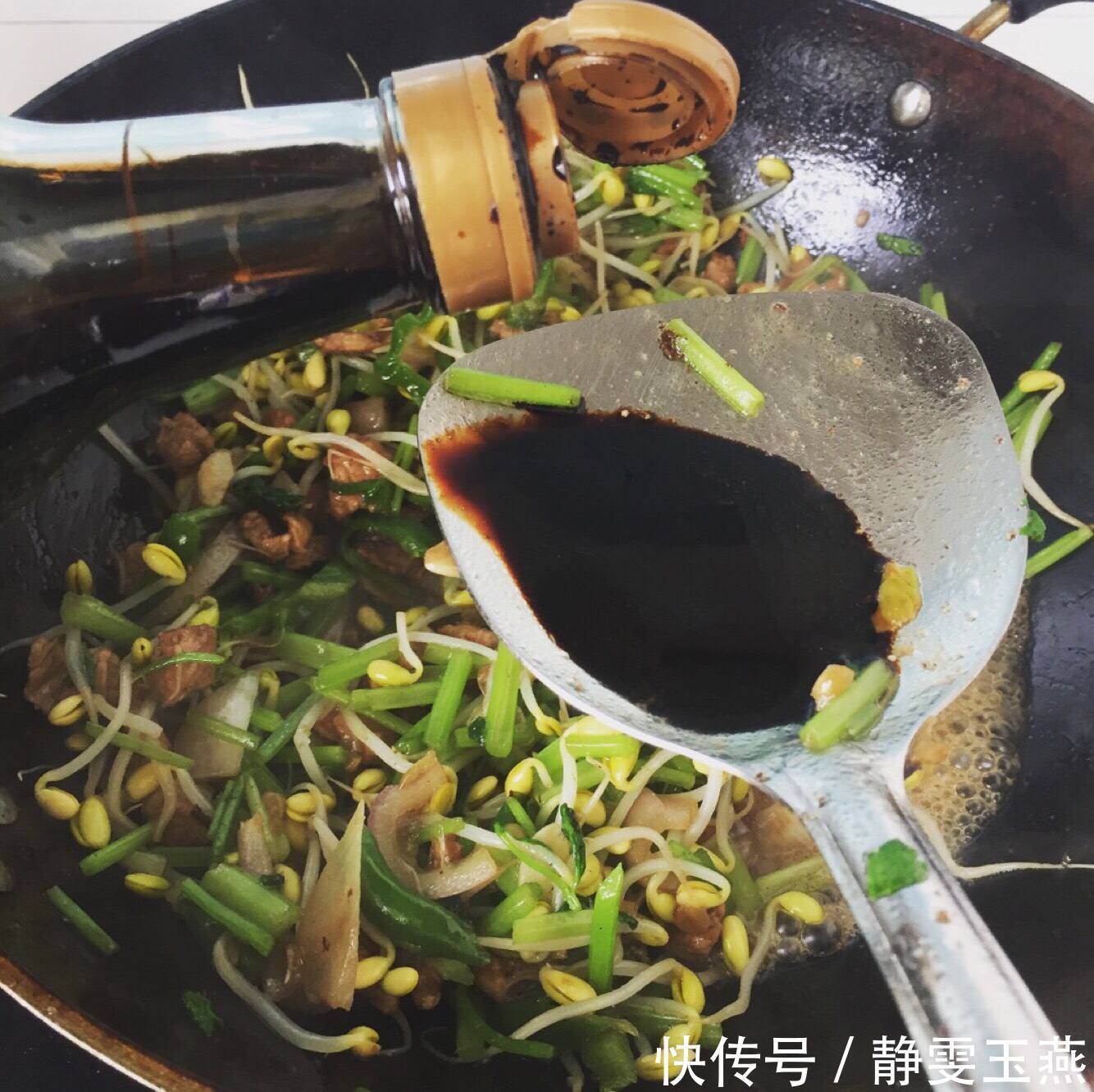 味精、鸡精和酱油，哪种调味品对身体伤害更大大部分人吃错了