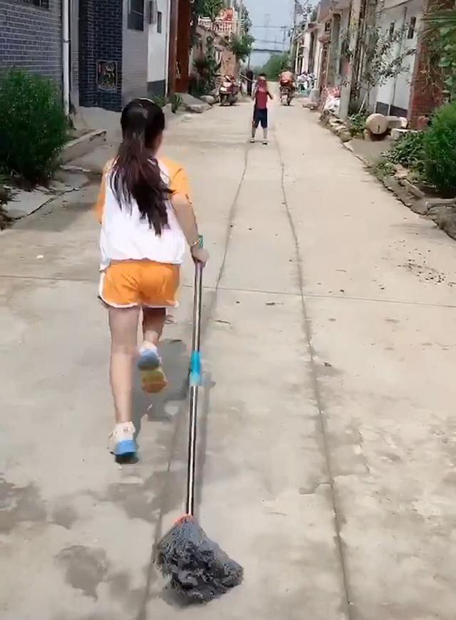 弟弟|弟弟中午不回家吃饭,姐姐扛拖把追打弟弟3条街,气势逼人惹人笑