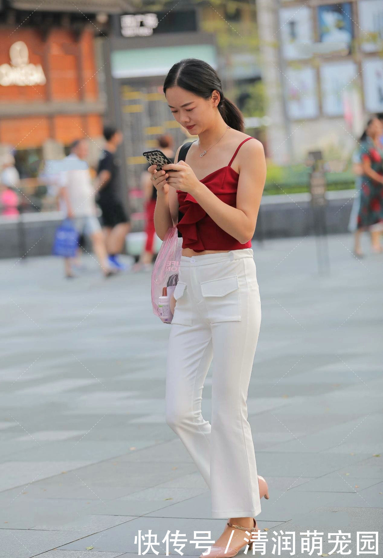 街拍喇叭裤加短款背心,红与白的相撞,展现优雅高贵