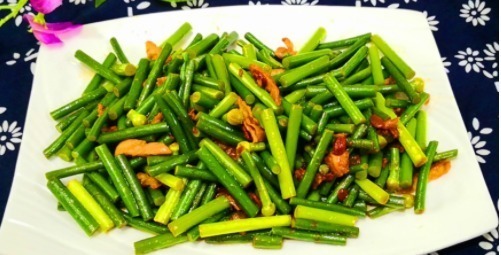  炒蒜苔时，最好不要直接下锅炒，饭店都这样做，蒜苔香脆更入味