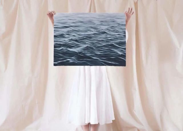 画家$美女画家耗费70根铅笔,用5周时间画了一幅海景,效果让人惊讶