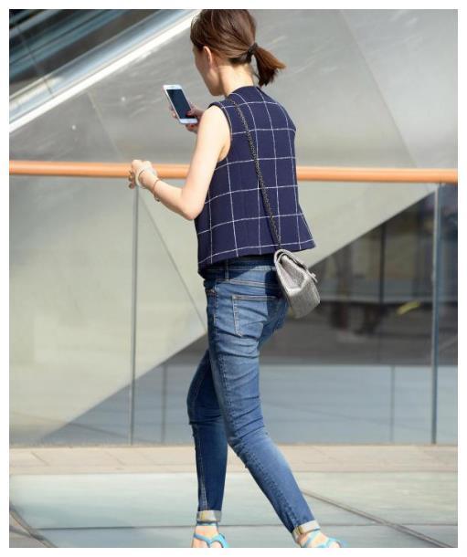 搭配|街拍小姐姐一件黑色的短款体恤搭配白色的短裤,少女感十足