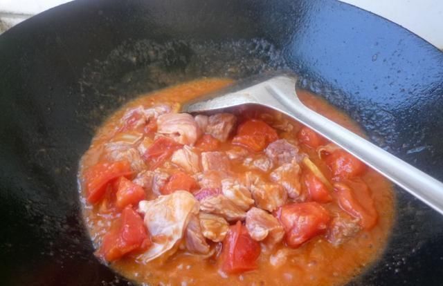 番茄炖牛腩不要直接下锅炖，记住两个技巧，牛腩软烂更入味