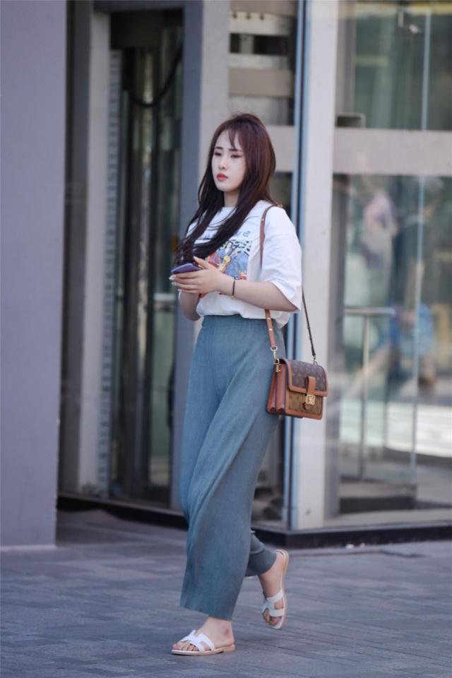 短发|街拍:气质清新的短发美女,碎花阔腿裤很显小清新的风格