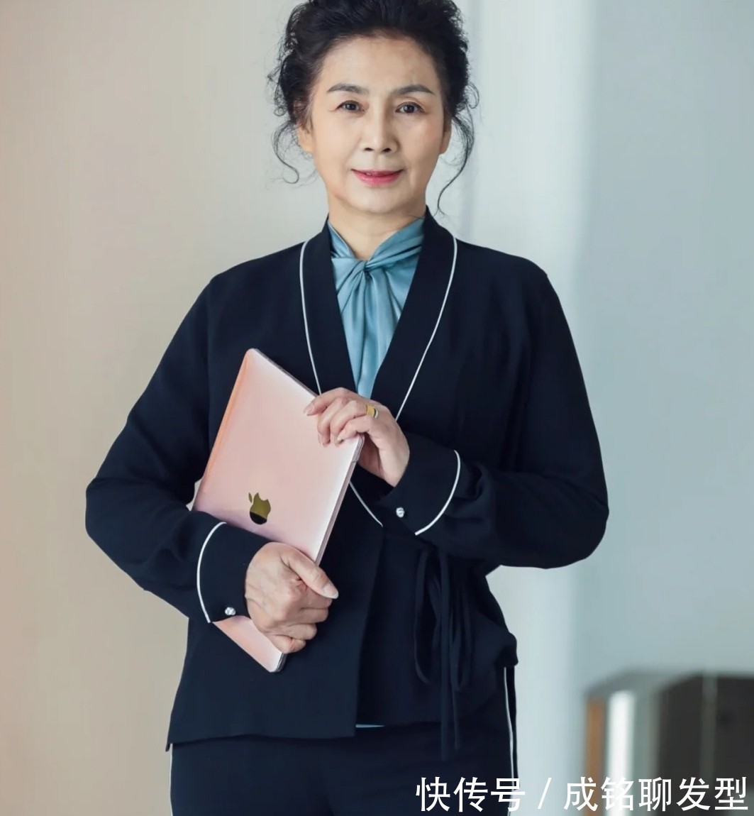 老少皆宜|60岁女人穿衣要避开“大妈感”,学学这位阿姨的穿搭,优雅又大气