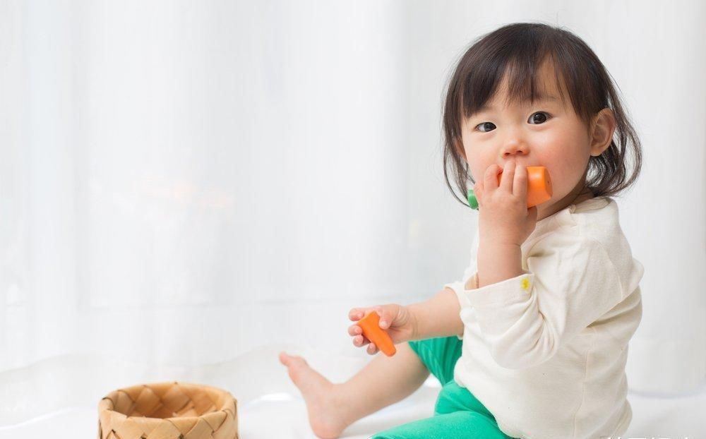宝宝|别怕脏,请多让宝宝练习抓东西吃,对脑部好处多多!