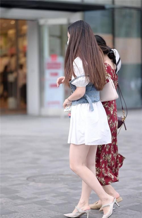 搭配|为什么美女穿着细跟凉鞋，鞋跟都不高，是她们变懒了吗？