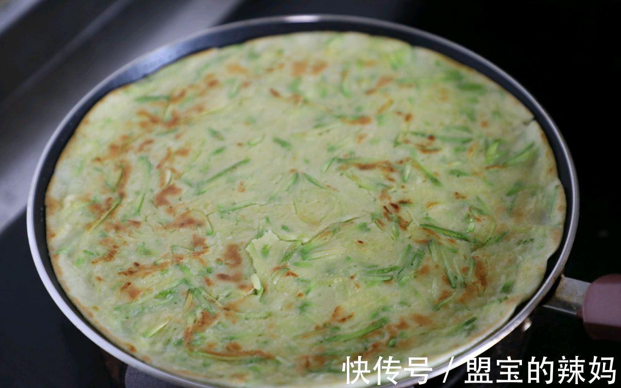 早餐|早起10分钟，给家人做茭瓜鸡蛋饼，鲜嫩可口，卫生还省钱