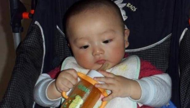 孩子|8个月孩子肠坏死,原因竟是吃错辅食,这3种食物尽量别给娃吃