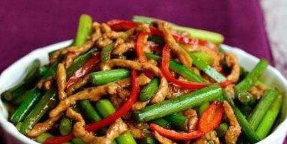 错误|为什么蒜苔在焯水之后又老又黄看看大厨操作,知道这是一个错误