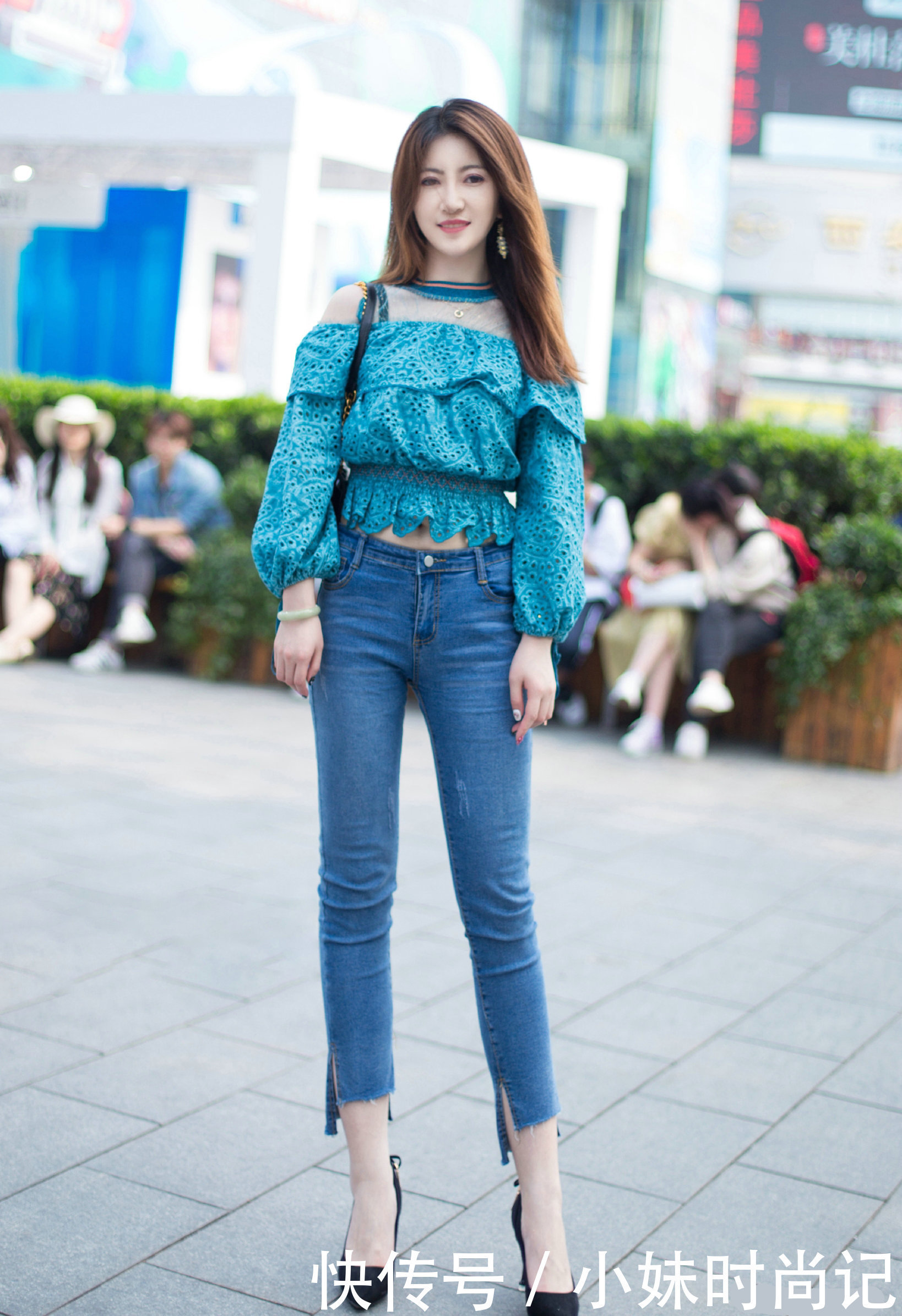 街拍：长裤搭配高跟鞋，打造出女性婀娜多姿的曲线美