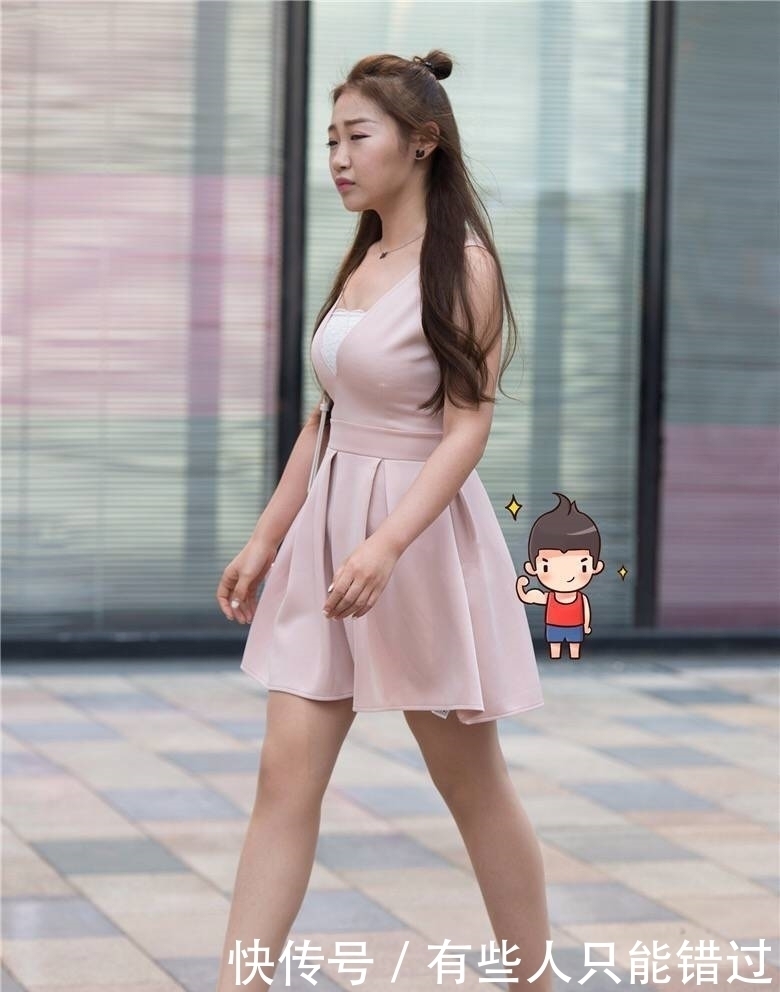 街拍：白皙靓丽性感的美女，丰腴有致,既休闲又性感很时尚！