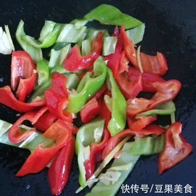 青红椒|你青红椒爆炒鱿鱼花的正宗做法，简单几步，越吃越上瘾
