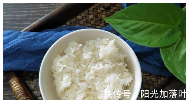 电饭煲|焖米饭，直接放入电饭煲就错了，少了这一步，米饭不软也不香！