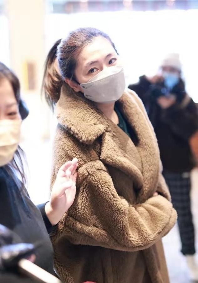 单品|Selina怎么胖这么多,年后罕见来上海,脖子几道肉还穿泰迪熊大衣