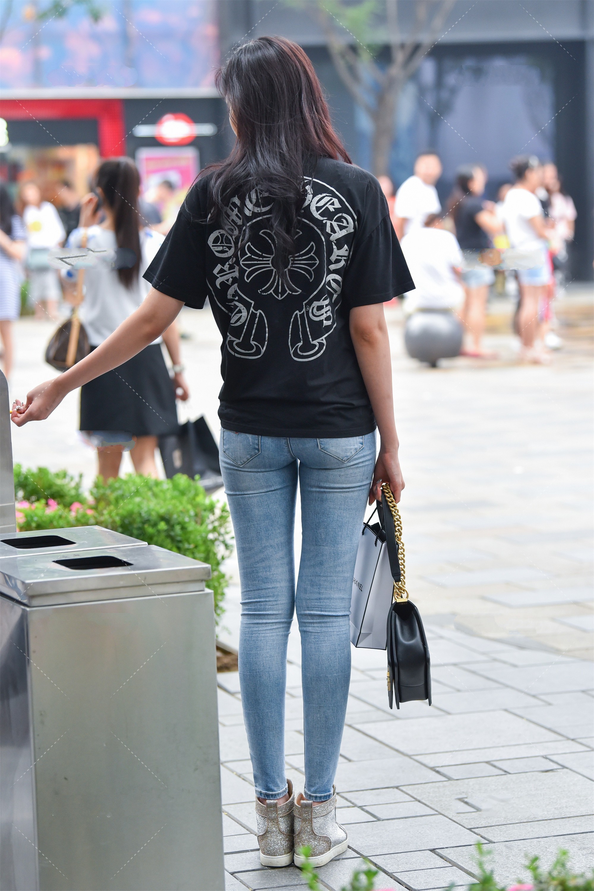 美女|美女街拍:宽松上衣搭配浅蓝色裤子,活力满满,时髦大气