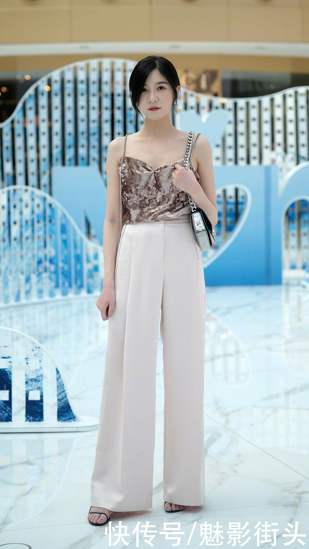 春天穿直筒裤，怎么搭配上衣更时髦？这些穿搭技巧值得借鉴