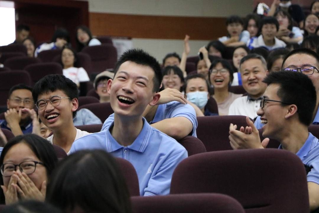 李萍|“躺平休息可以，躺平认命不行” 成都石室天府中学毕业致辞火了