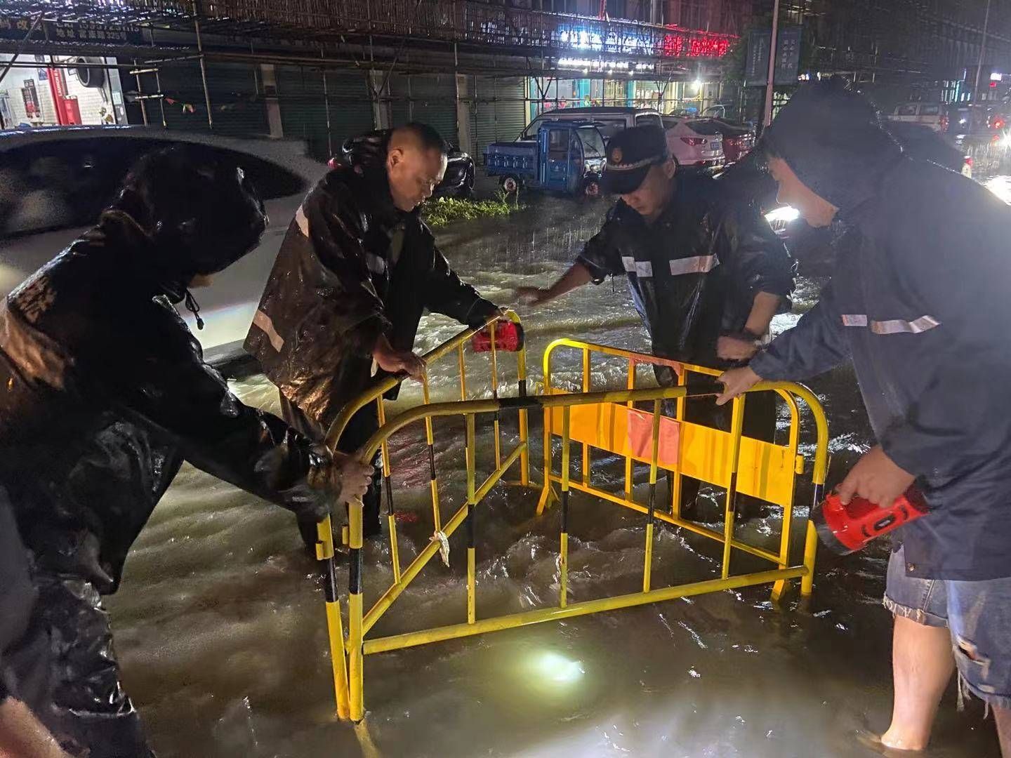 暴雨|请安心！暴雨中，有他们在默默守护！