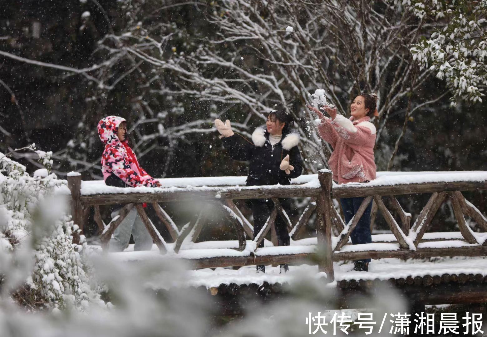 李姝|浪漫黄龙洞：姑娘穿民族服饰雪中起舞