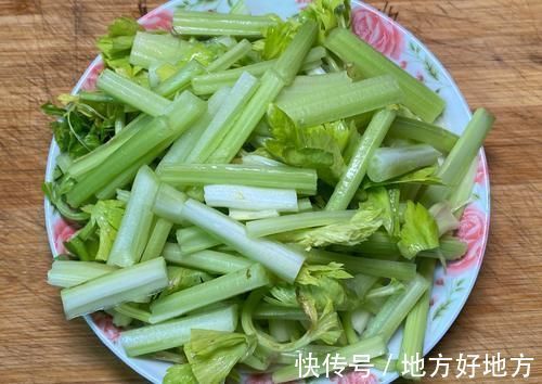 芹菜|素炒芹炒没味道？加入这个食材，不用肉不加调料，好吃到舔盘子