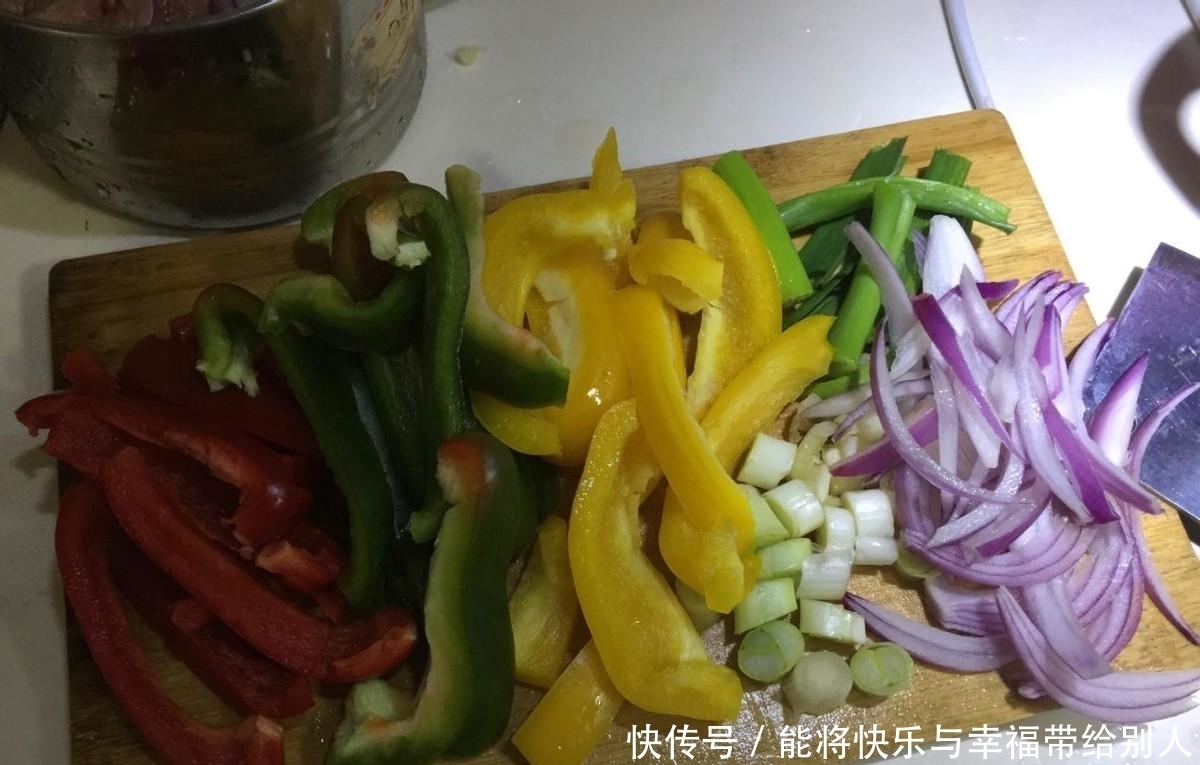 好吃到舔盘的椒味鸡腿,刚烤好,满屋都是香味,全家都爱吃